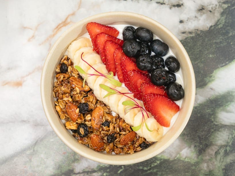 YOGURT CON FRUTA Y GRANOLA