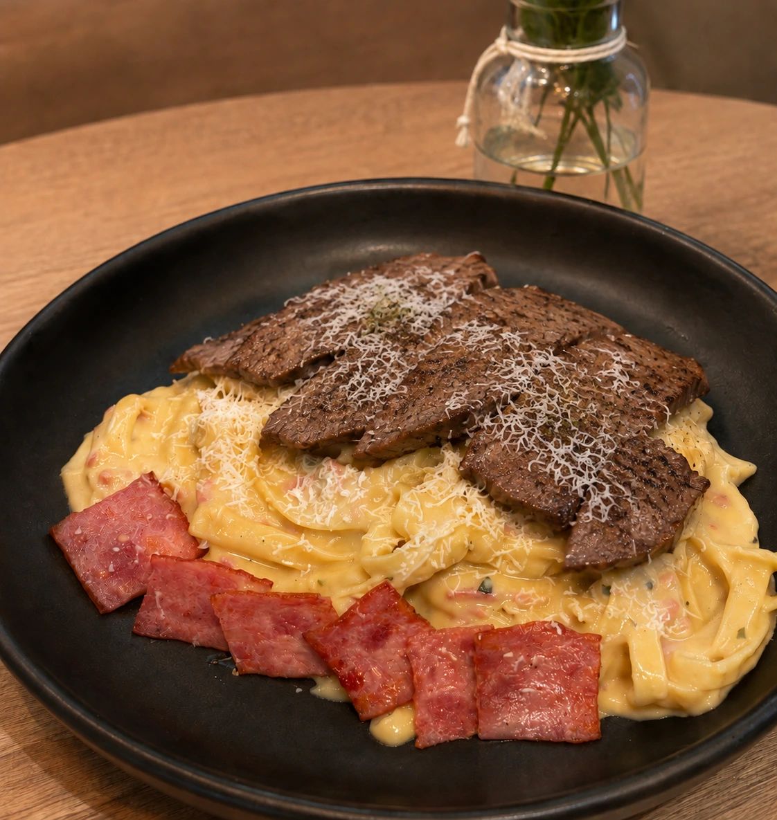 Fetuccini con Tocino en Salsa Blanca (Con lomo fino)