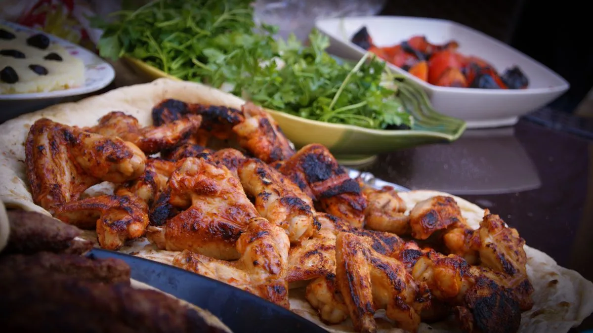 Presas de pollo a la parrilla servidas con ensalada fresca